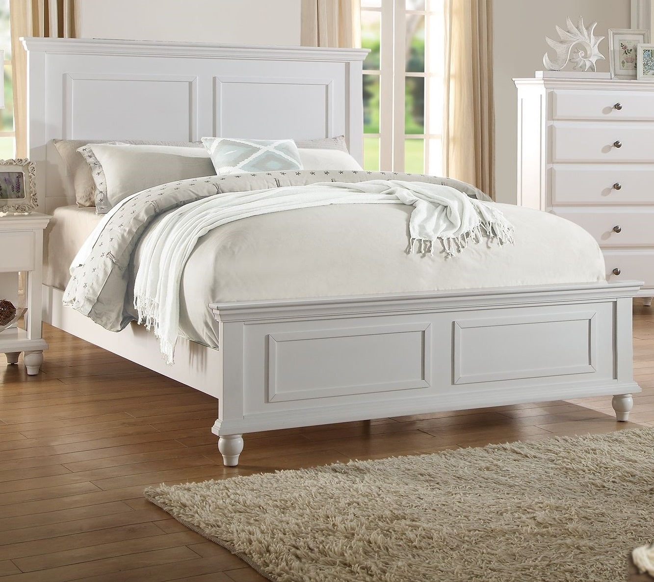 White Queen Size Bed & Nightstands Bedroom Set