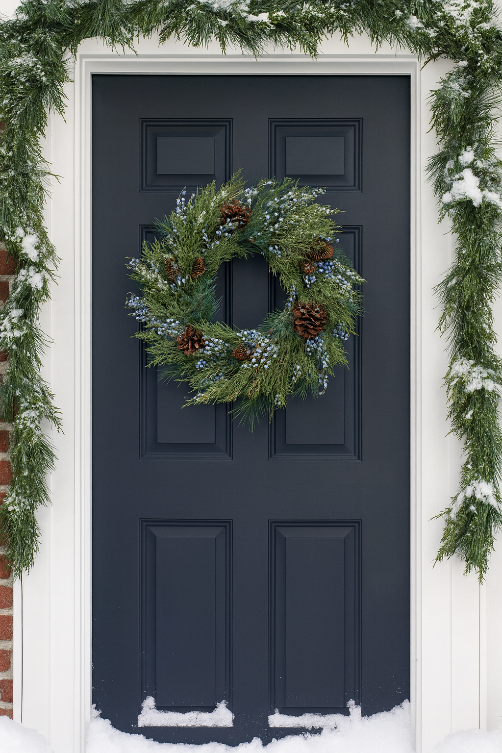 Juniper and Pincone Mixed Pine Wreath | 24''