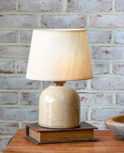 Beige Scallop Pattern Table Lamp