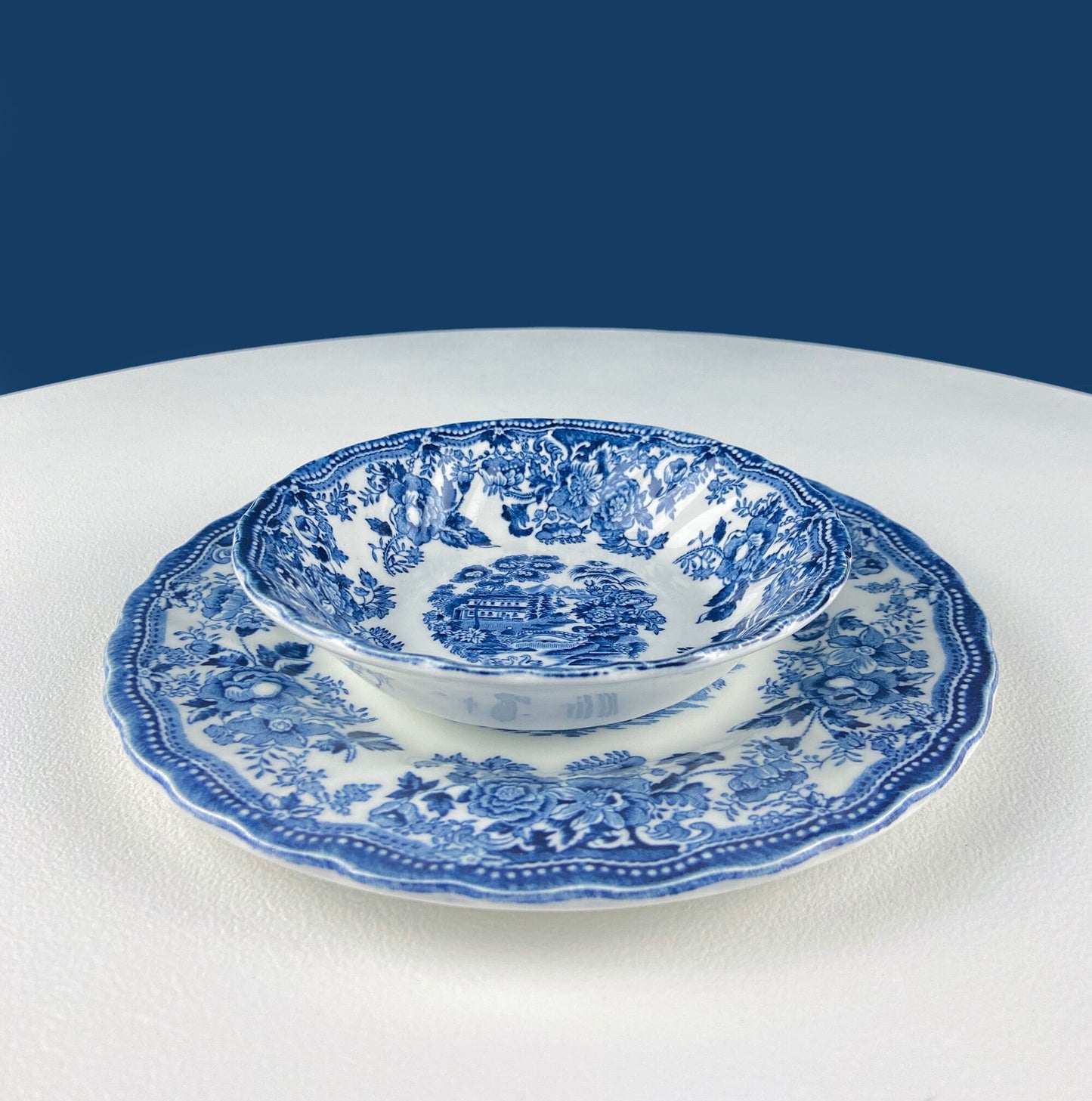 Collection of Fine English Blue White Tableware. 3 Plates & 2 Berry Bowls. Lochs of Scotland. Huddington Court. Tonquin by Mott. Rustic Home