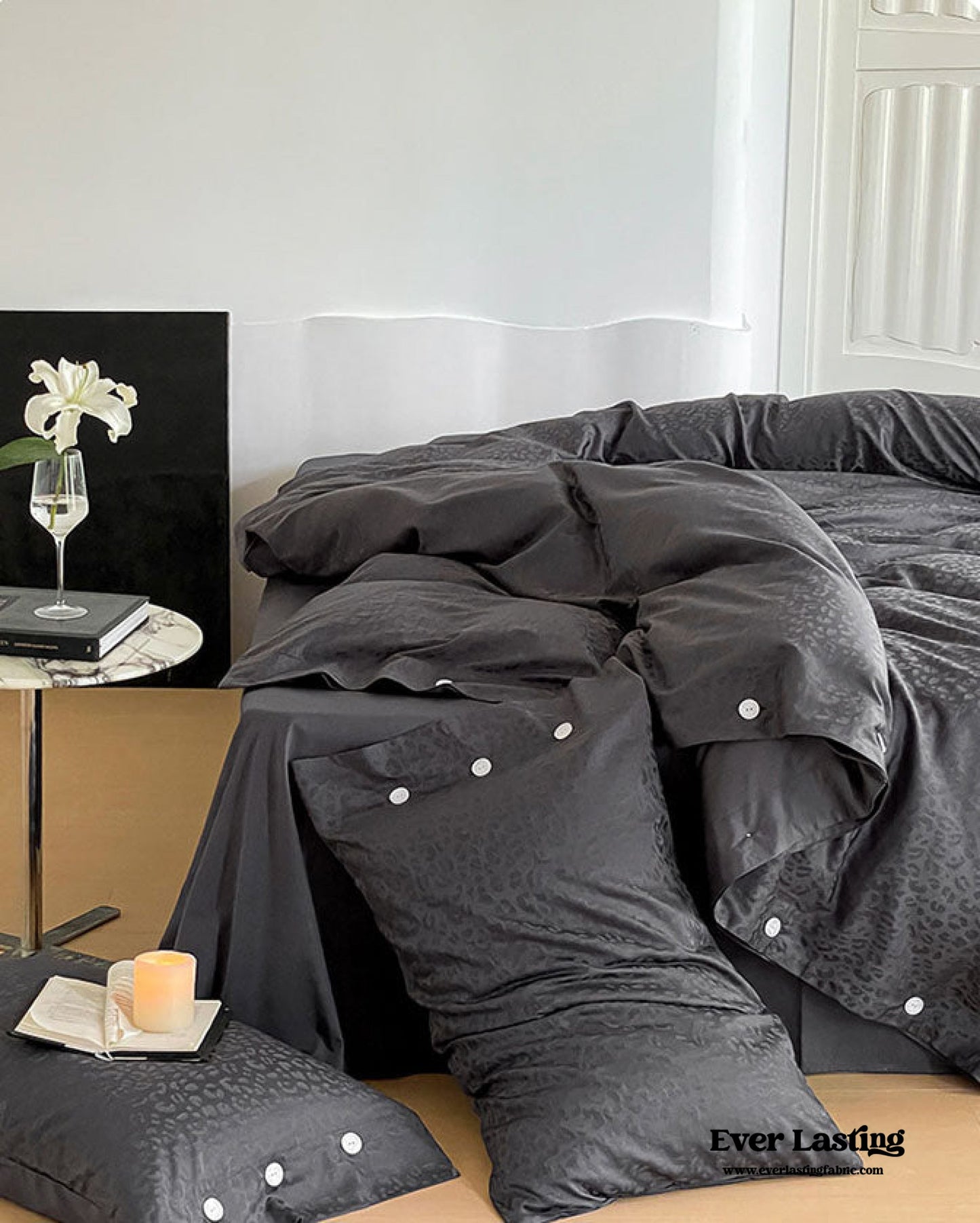 Silky Leopard Buttoned Bedding Set / Ivory White