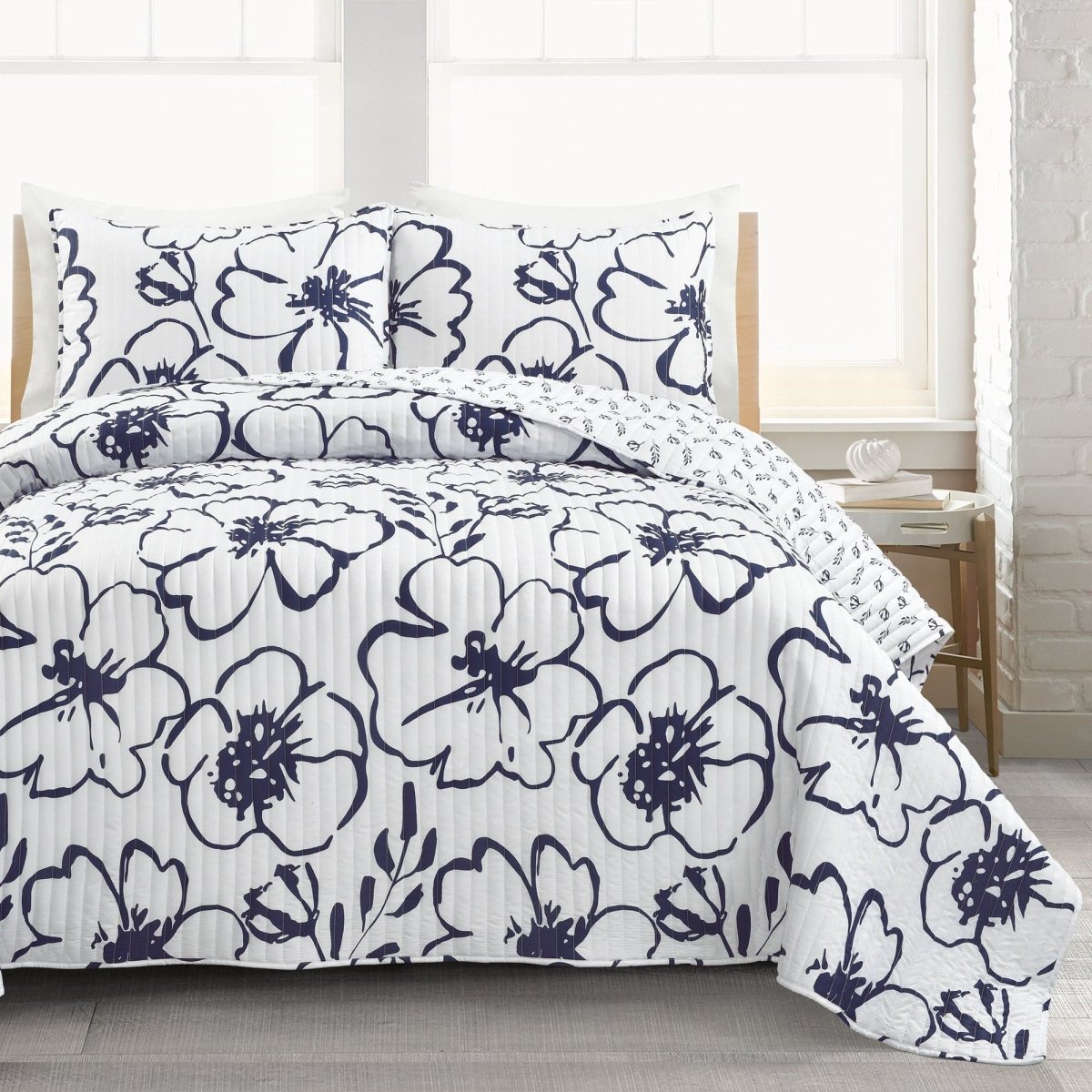 Scandinavian Floral Quilt 3 Piece Set