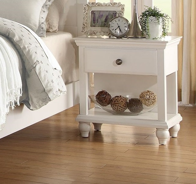 White Queen Size Bed & Nightstands Bedroom Set