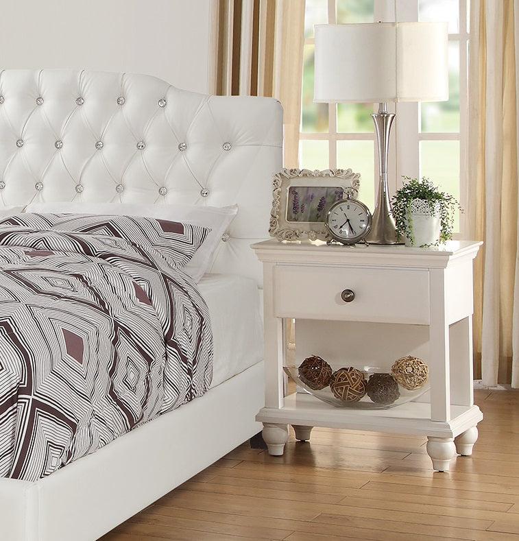 White Queen Size Bed & Nightstands Bedroom Set
