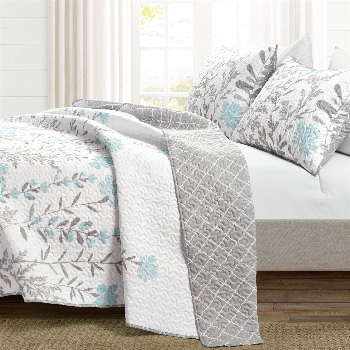 Full/Queen Blue Grey Floral Lightweight Thin Polyester Fabric 3-Piece Quilt Set