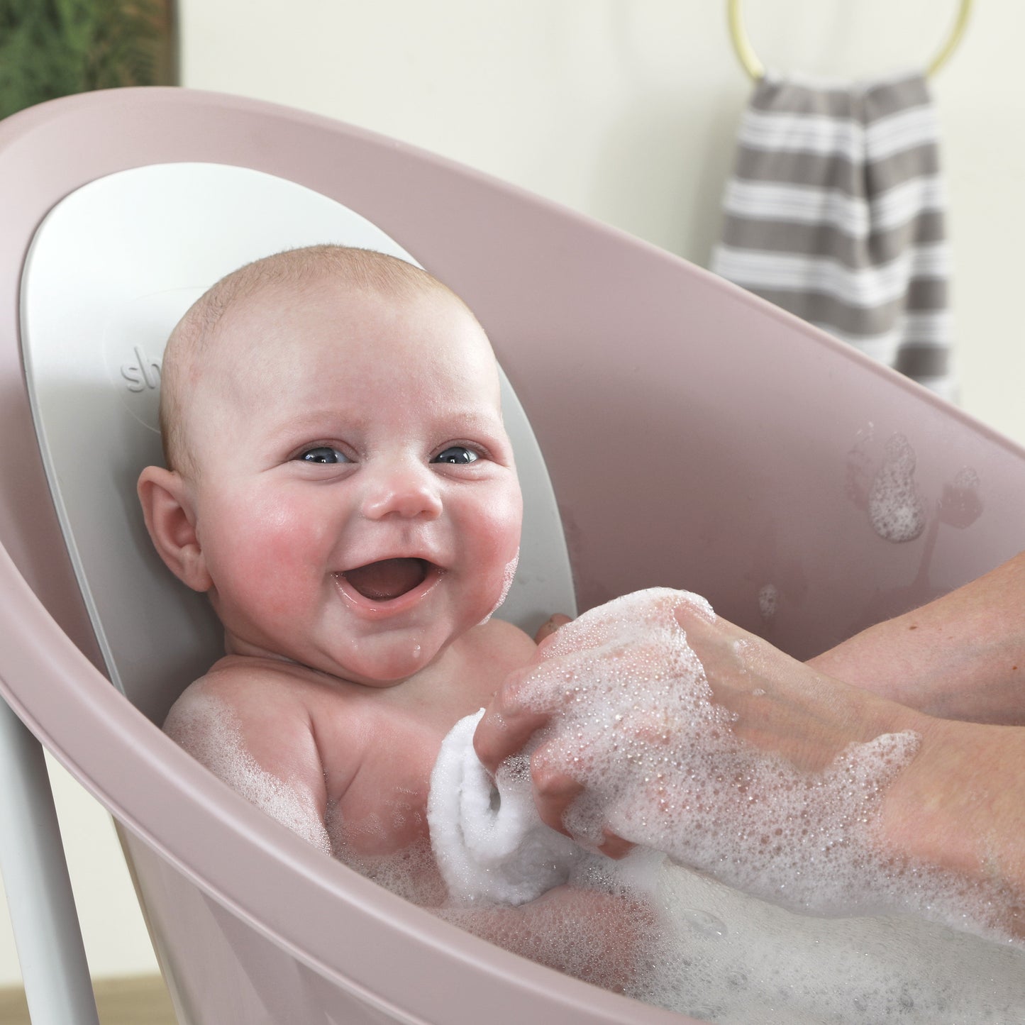 Newborn Bath Essentials Bundle | Baby Bath with Support Bump, Soft Backrest & Rinse Jug | Safe & Stylish Bathtime Set