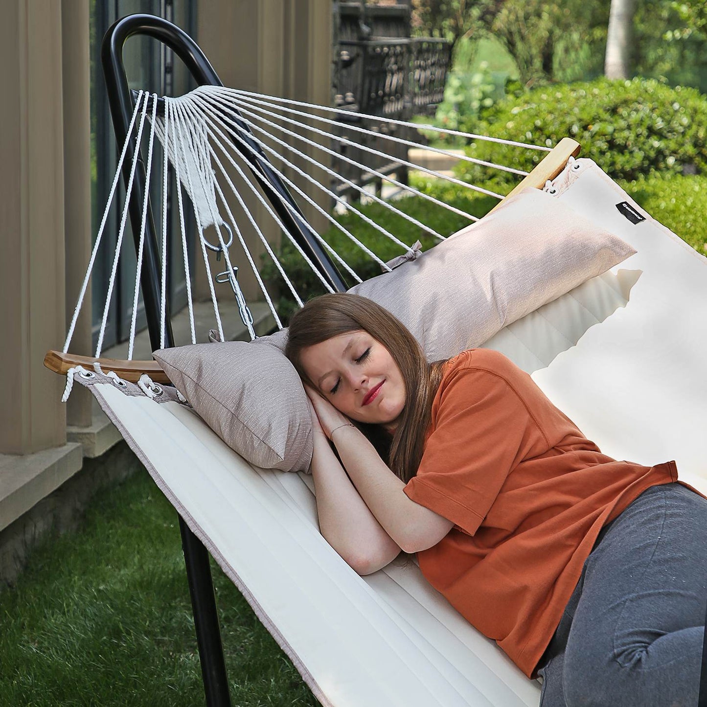 Quilted Hammock with Curved Bamboo Spreaders