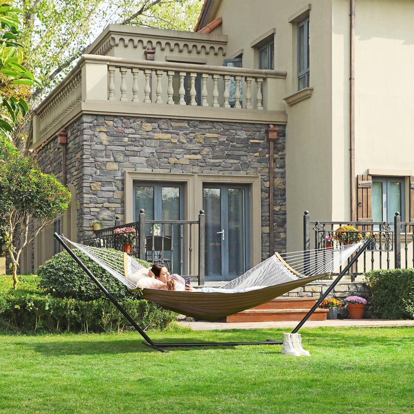 Quilted Hammock with Curved Bamboo Spreaders