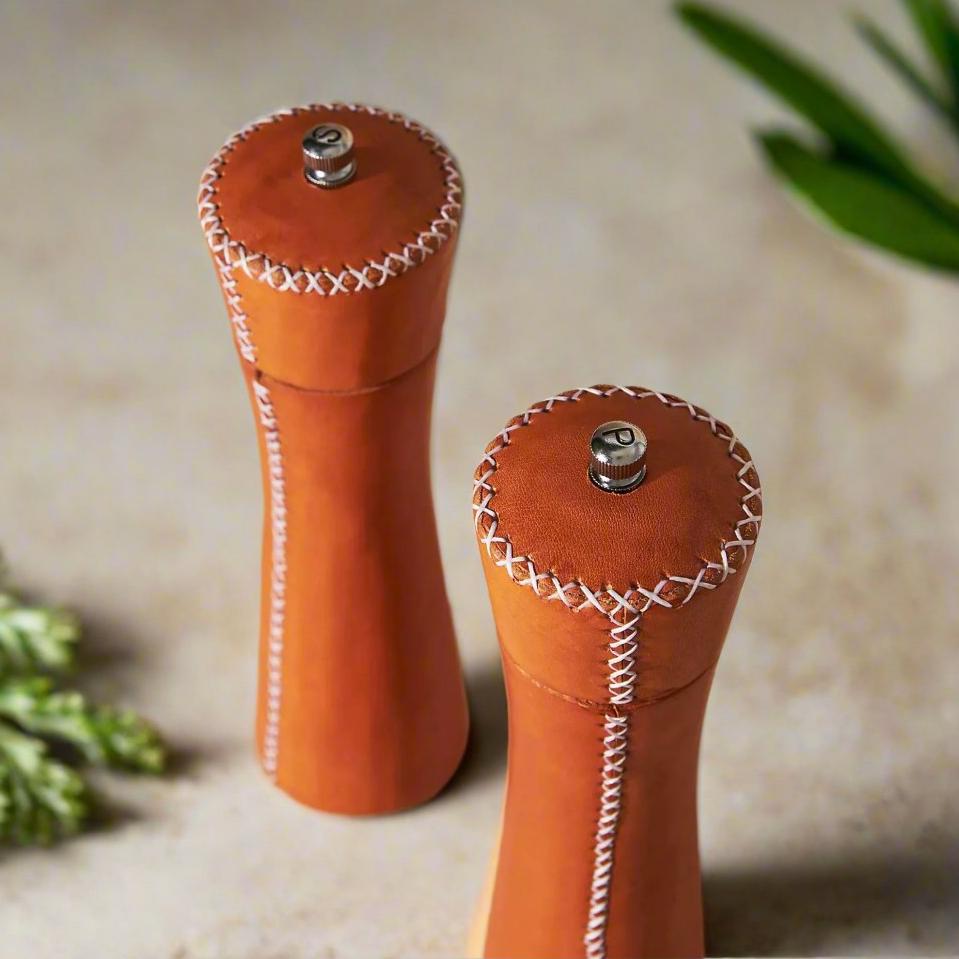 Sal y Pimienta | Leather Salt and Pepper Mills