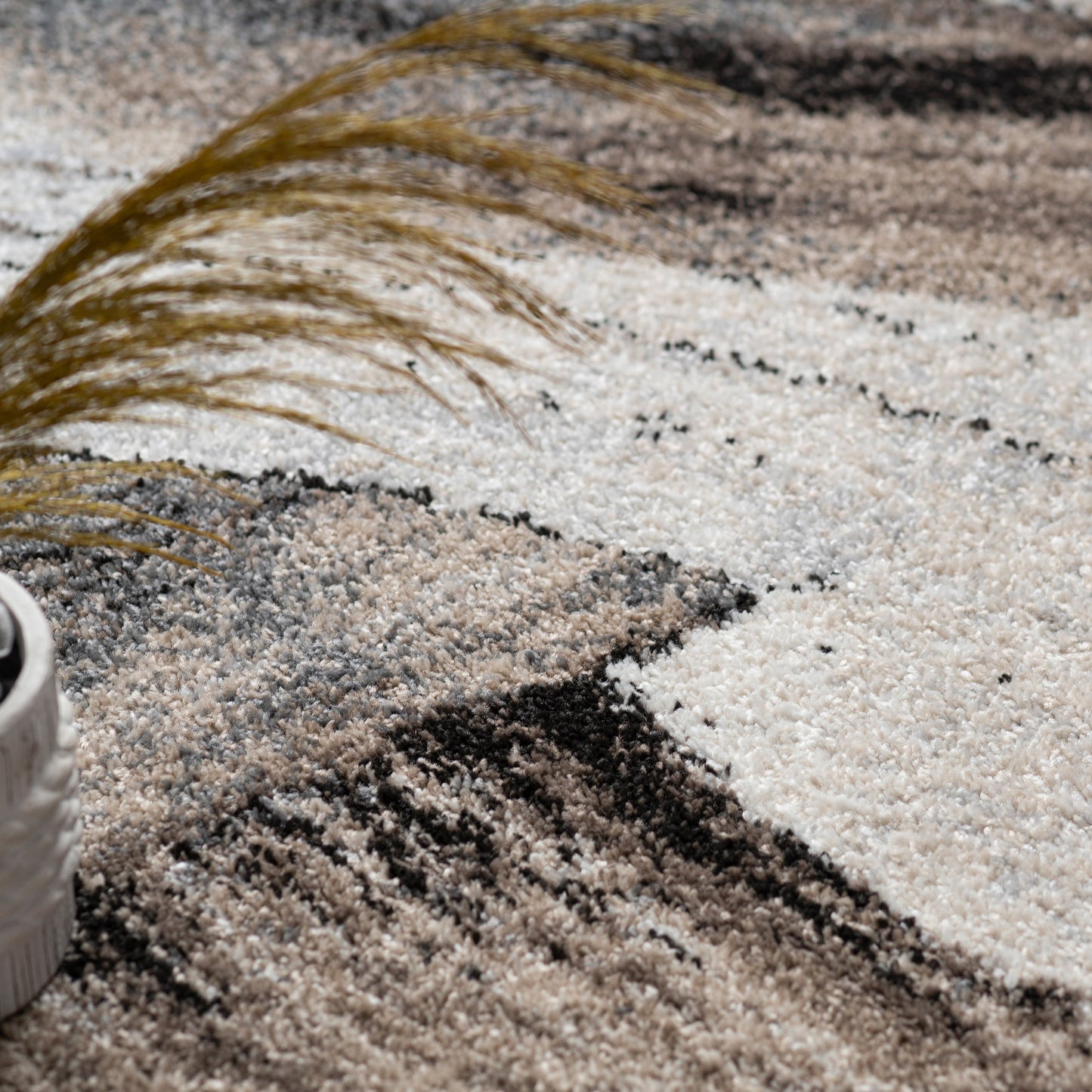 Designer Rug Mona with Artful Brushstroke Effect in Cream Brown Black