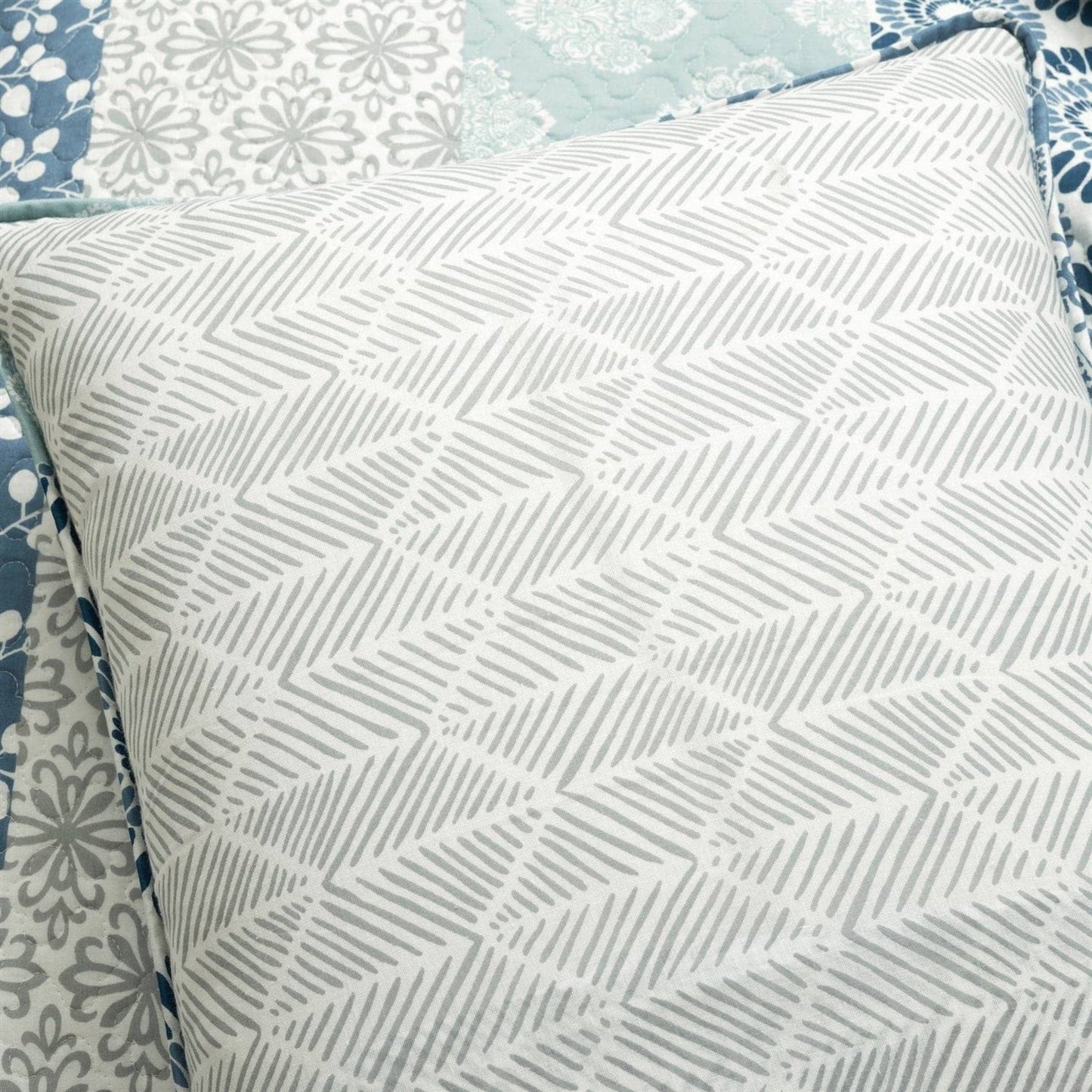 Full/Queen Lightweight 3 Piece Reversible Botanical Blue Damask Quilt Set