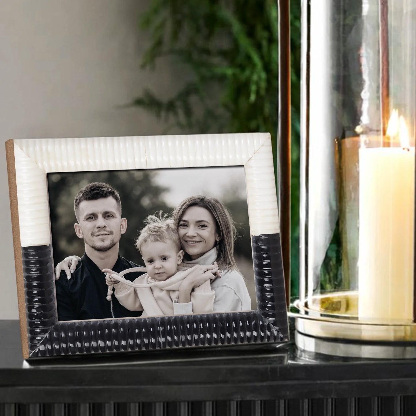 Picture Frame Ridged Collection Resin Inlay Black & White – 4x6 & 5x7"