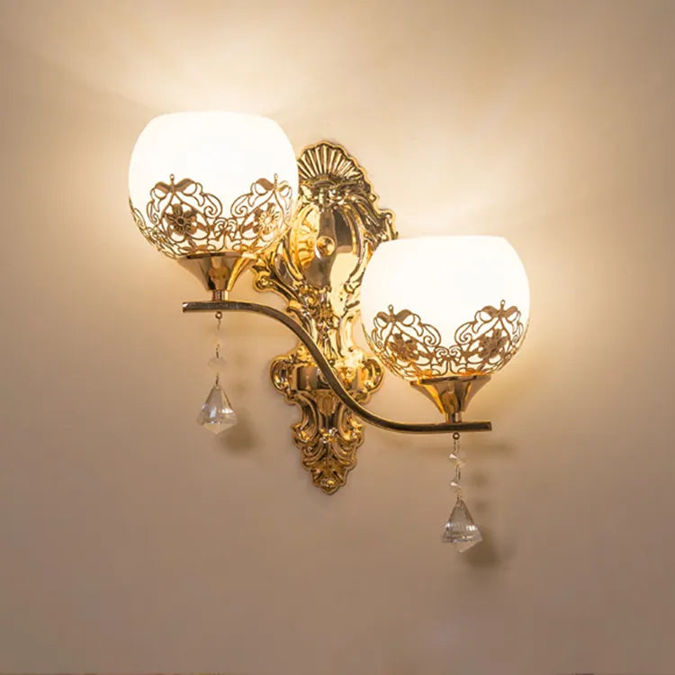 Modern Gold Bedside Wall Light - Elegant Illumination for Your Space