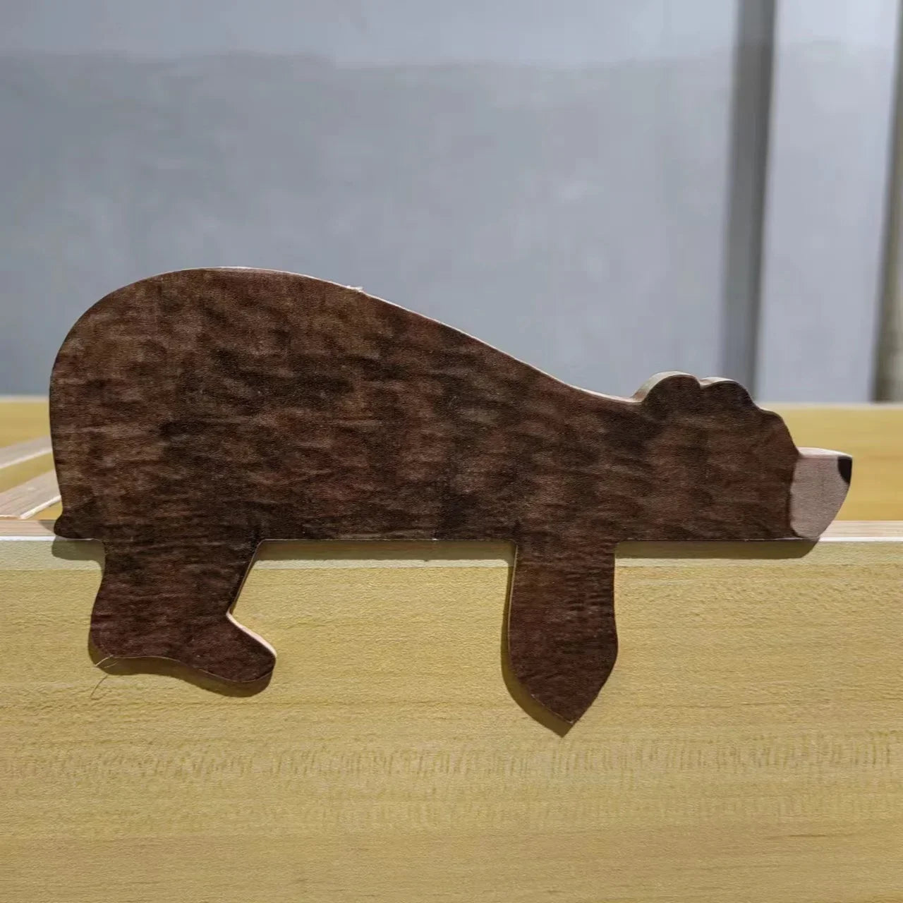 New Fun Animal Wooden Brown Bear Door Topper Decoration Door Frame Sculpture in Your Corner Creative Statue Home Art Wall Decor