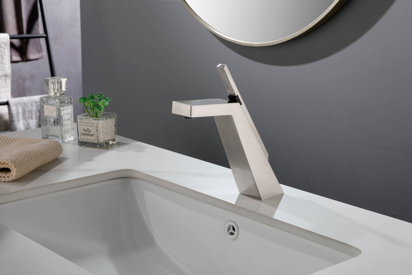 Brushed Gold or matte black or brushed nickel Bathroom Sink Faucet single handle with pop up overflow brass drain