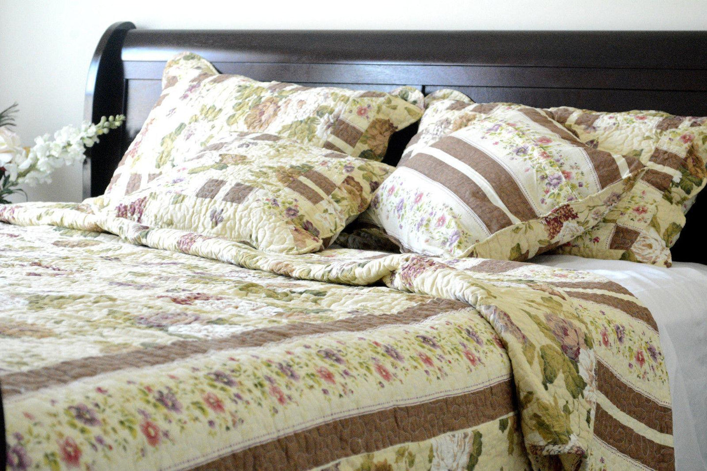 DaDa Bedding Vintage Cottage Rose Garden Floral Ivory Yellow Cotton Scalloped Quilted Bedspread Set (DXJ103478)
