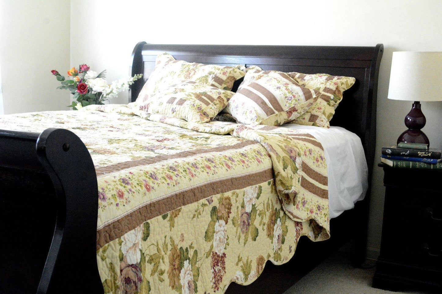 DaDa Bedding Vintage Cottage Rose Garden Floral Ivory Yellow Cotton Scalloped Quilted Bedspread Set (DXJ103478)
