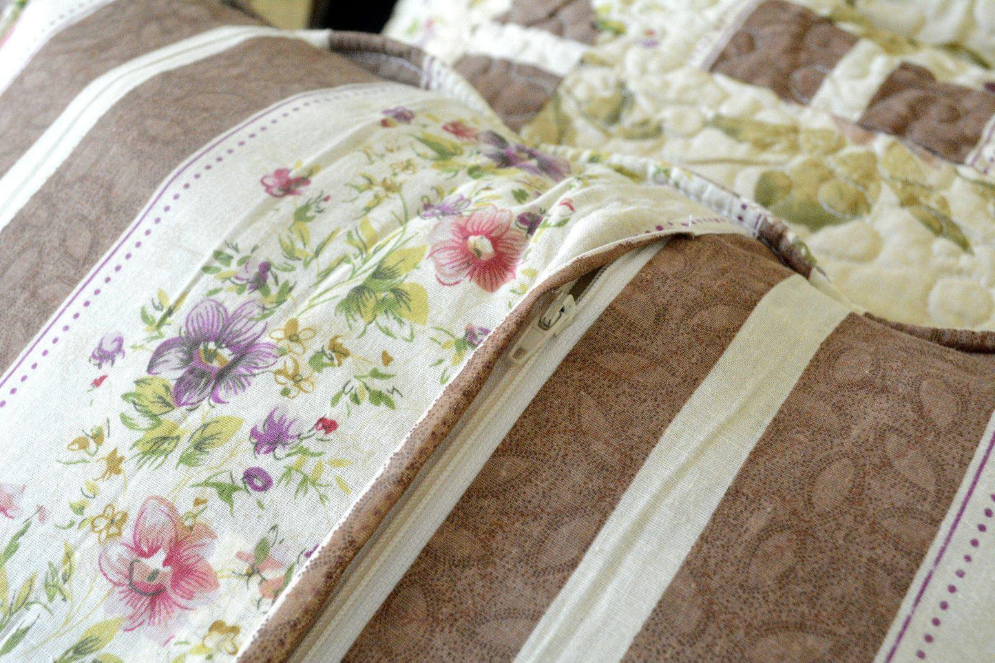 DaDa Bedding Vintage Cottage Rose Garden Floral Ivory Yellow Cotton Scalloped Quilted Bedspread Set (DXJ103478)