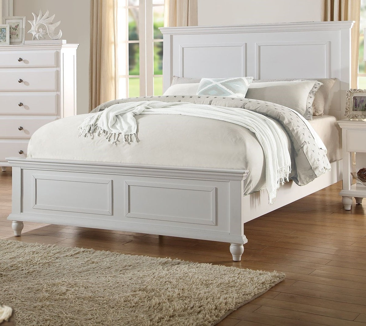 White Queen Size Bed & Nightstands Bedroom Set