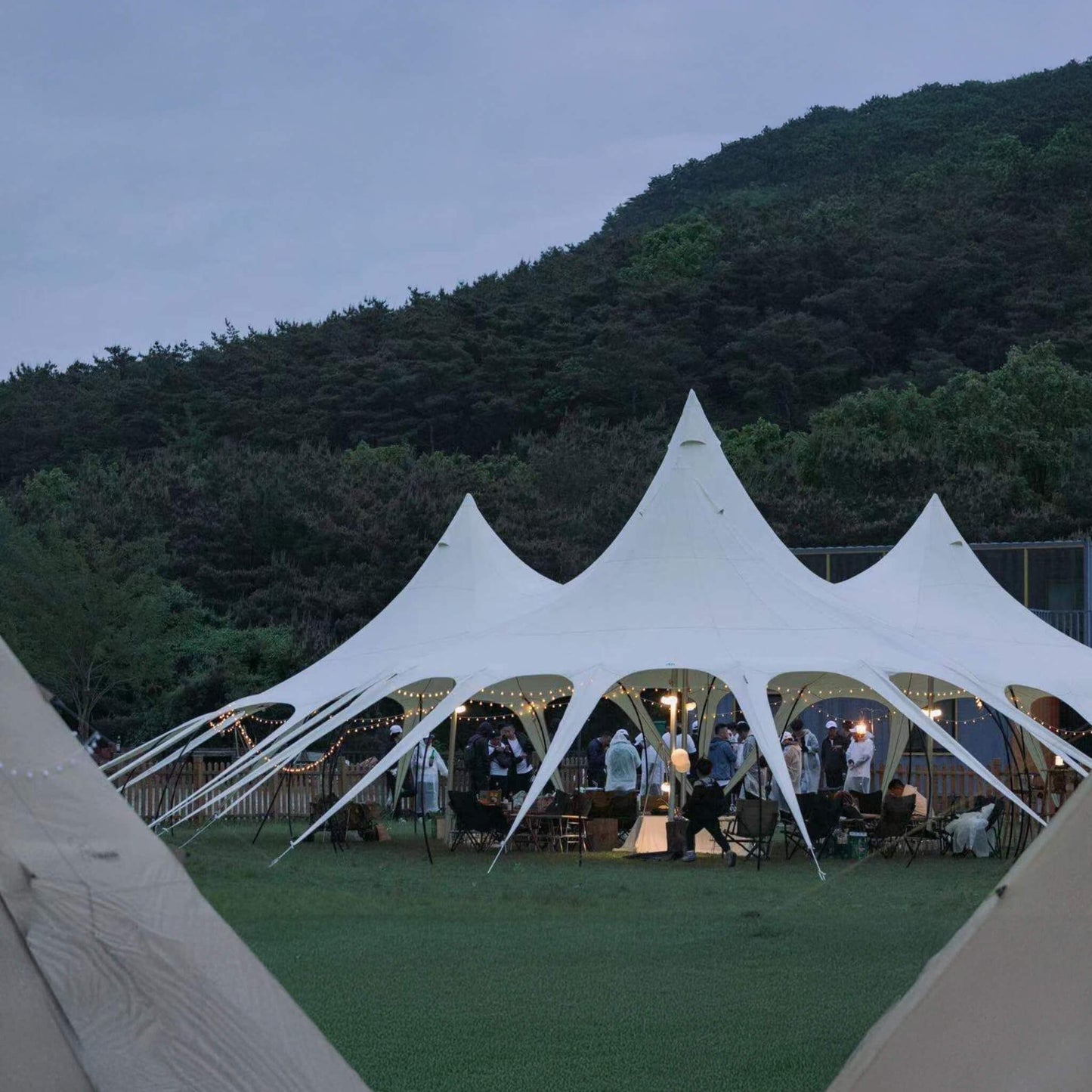 Extra Large Portable Waterproof Multifunctional Outdoor Rain Tarp Canopy (SAK79811)