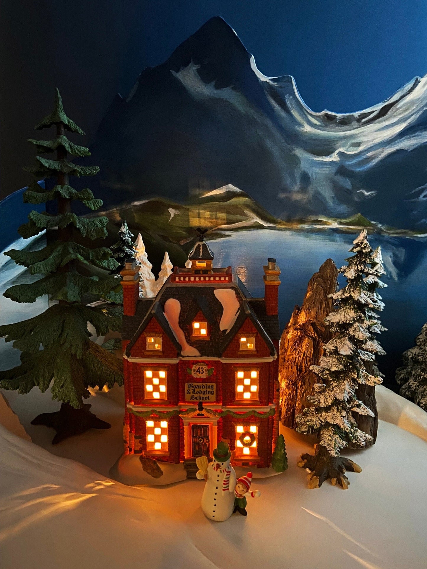 Christmas Village House by Department 56. Illuminated Boarding & Lodging School. Dickens Village. 150 Year Anniversary Commemorative Ed.