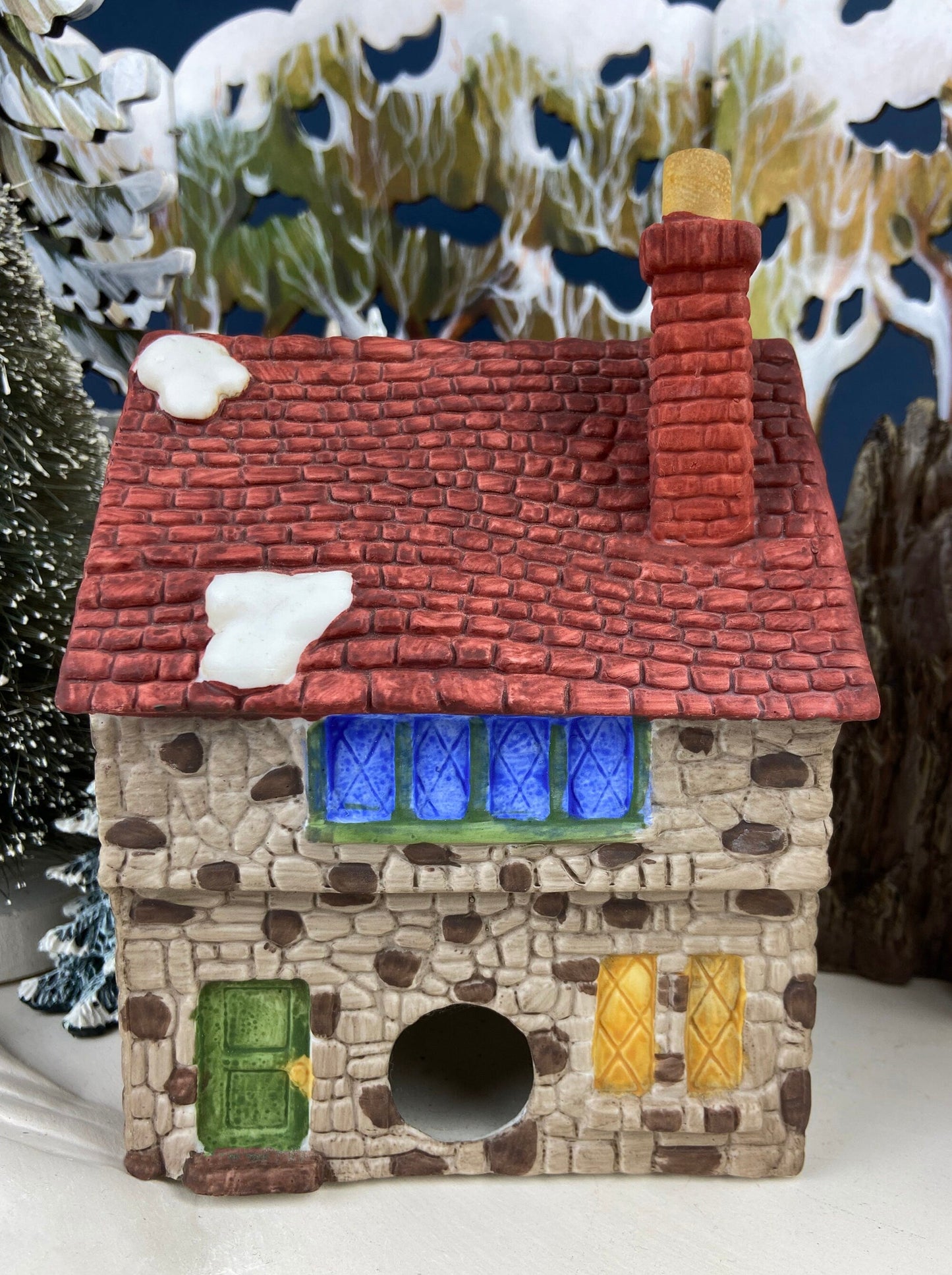 Crowntree Inn Christmas Village House by Dept 56.  Illuminated  Dickens Village Series. Made in Taiwan. Christmas Village/Diorama.