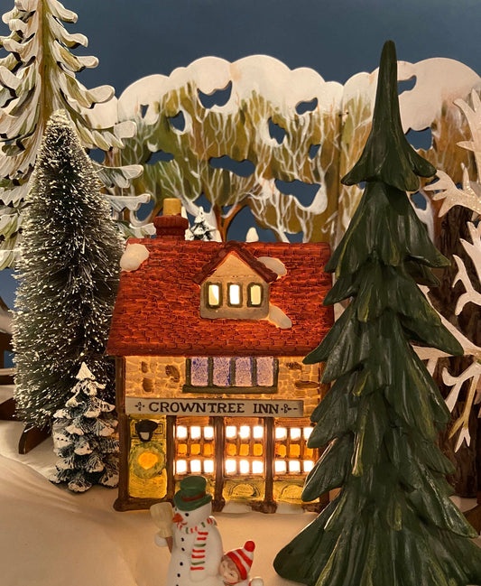 Crowntree Inn Christmas Village House by Dept 56.  Illuminated  Dickens Village Series. Made in Taiwan. Christmas Village/Diorama.