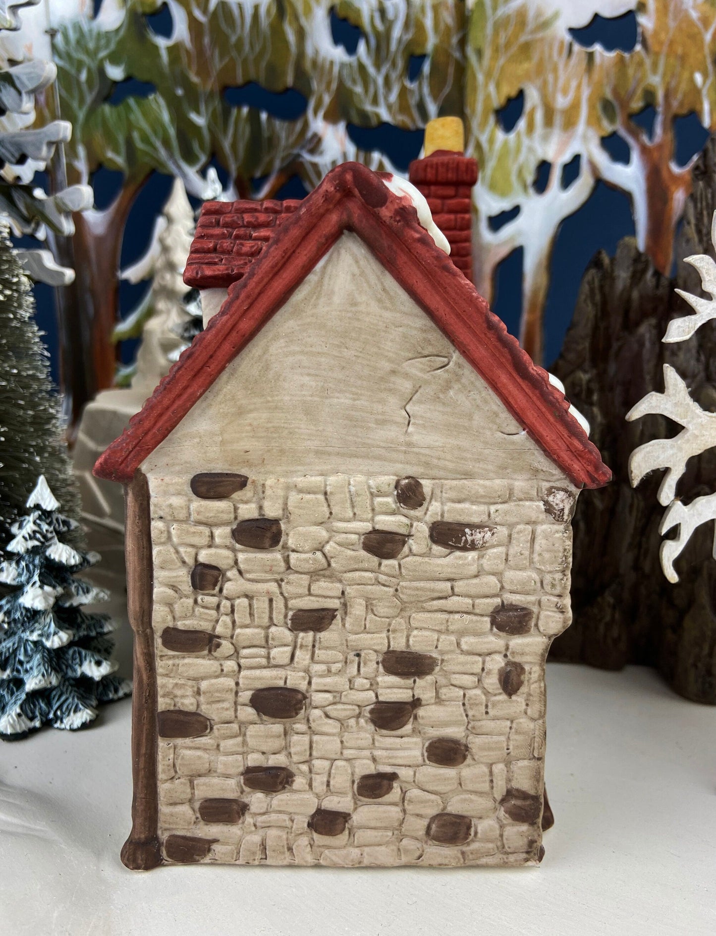 Crowntree Inn Christmas Village House by Dept 56.  Illuminated  Dickens Village Series. Made in Taiwan. Christmas Village/Diorama.