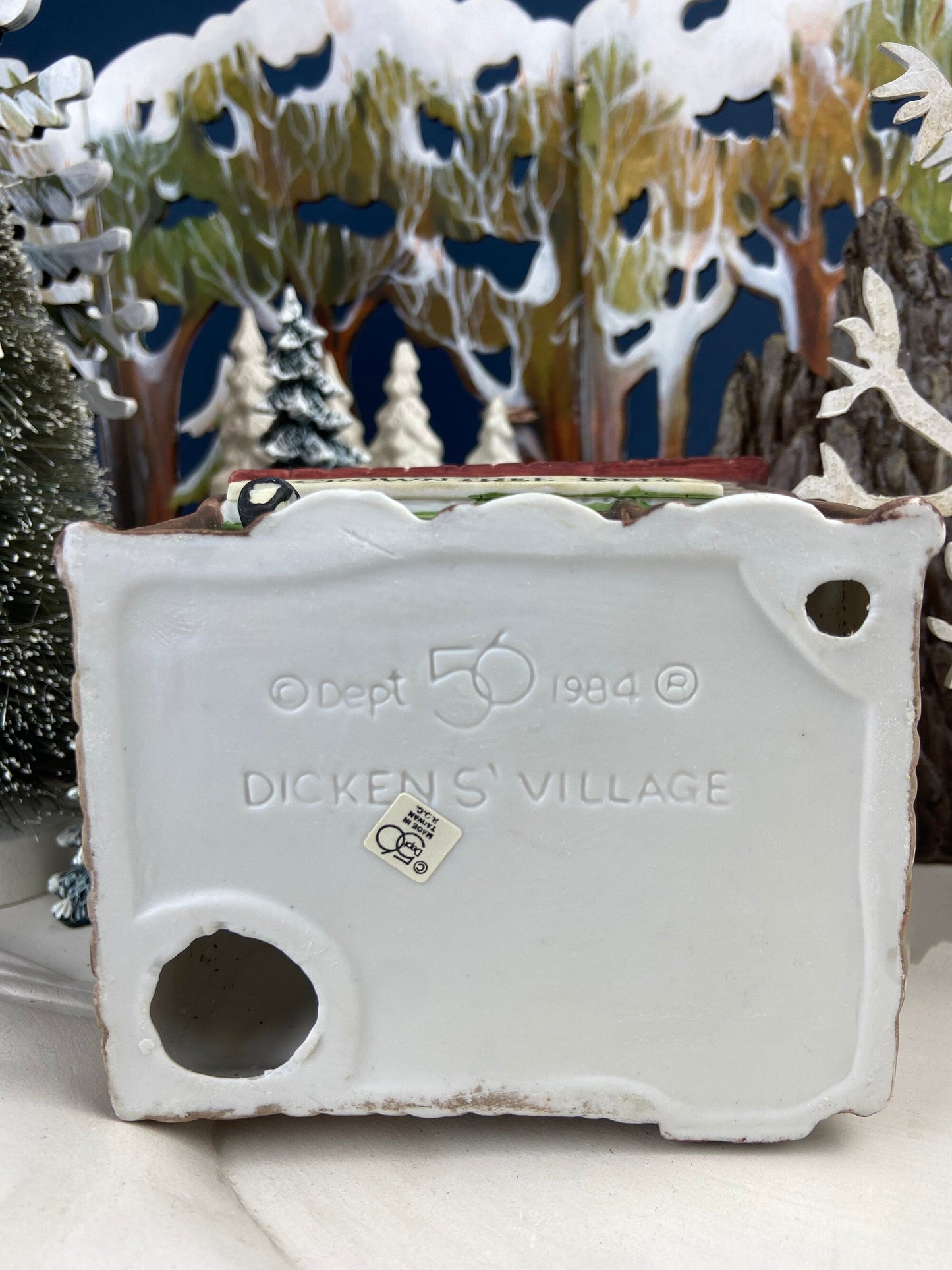 Crowntree Inn Christmas Village House by Dept 56.  Illuminated  Dickens Village Series. Made in Taiwan. Christmas Village/Diorama.