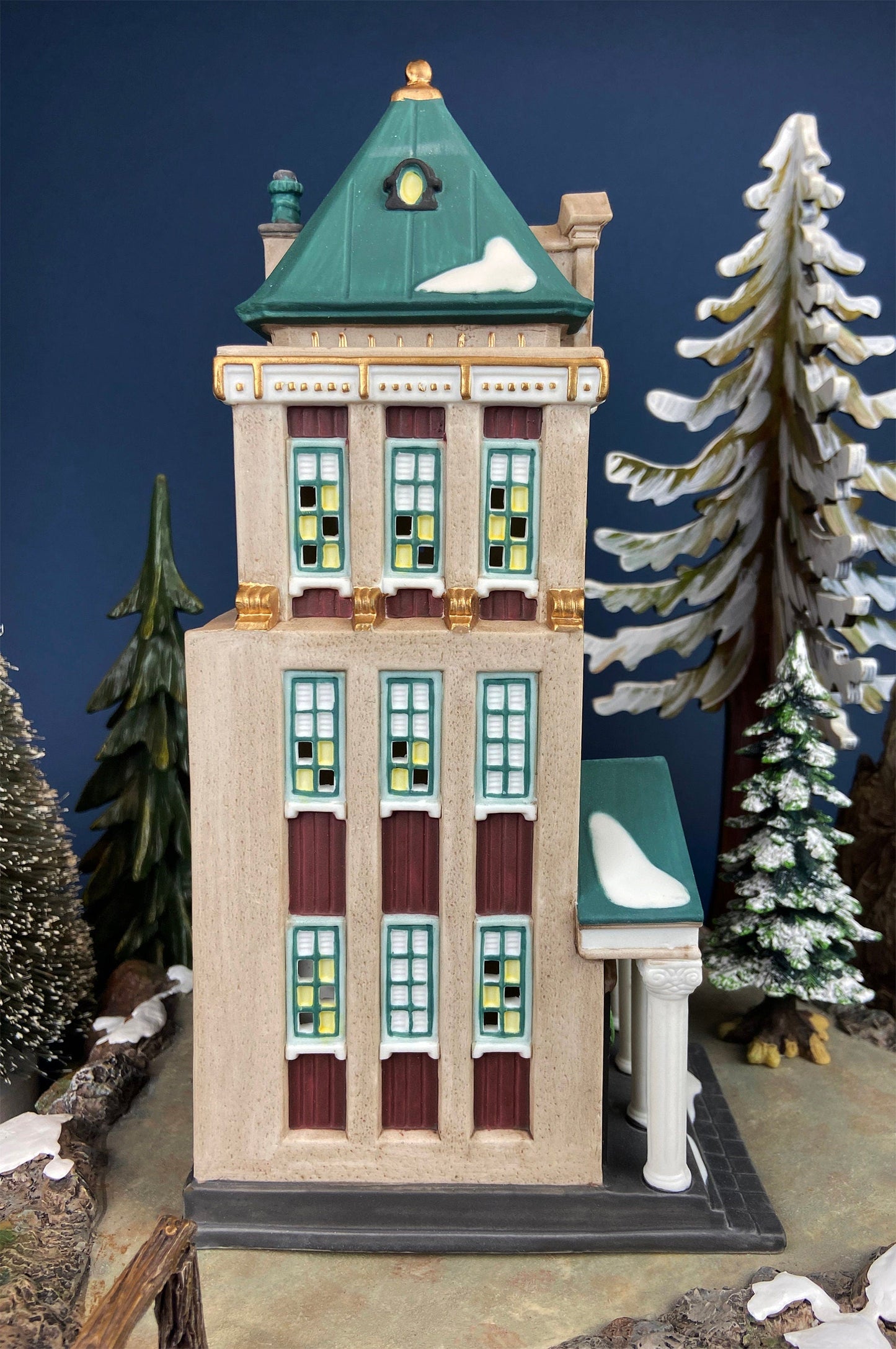 Christmas Village House by Department 56. Illuminated Brokerage House/Stock Exchange. Christmas in the City Series.
