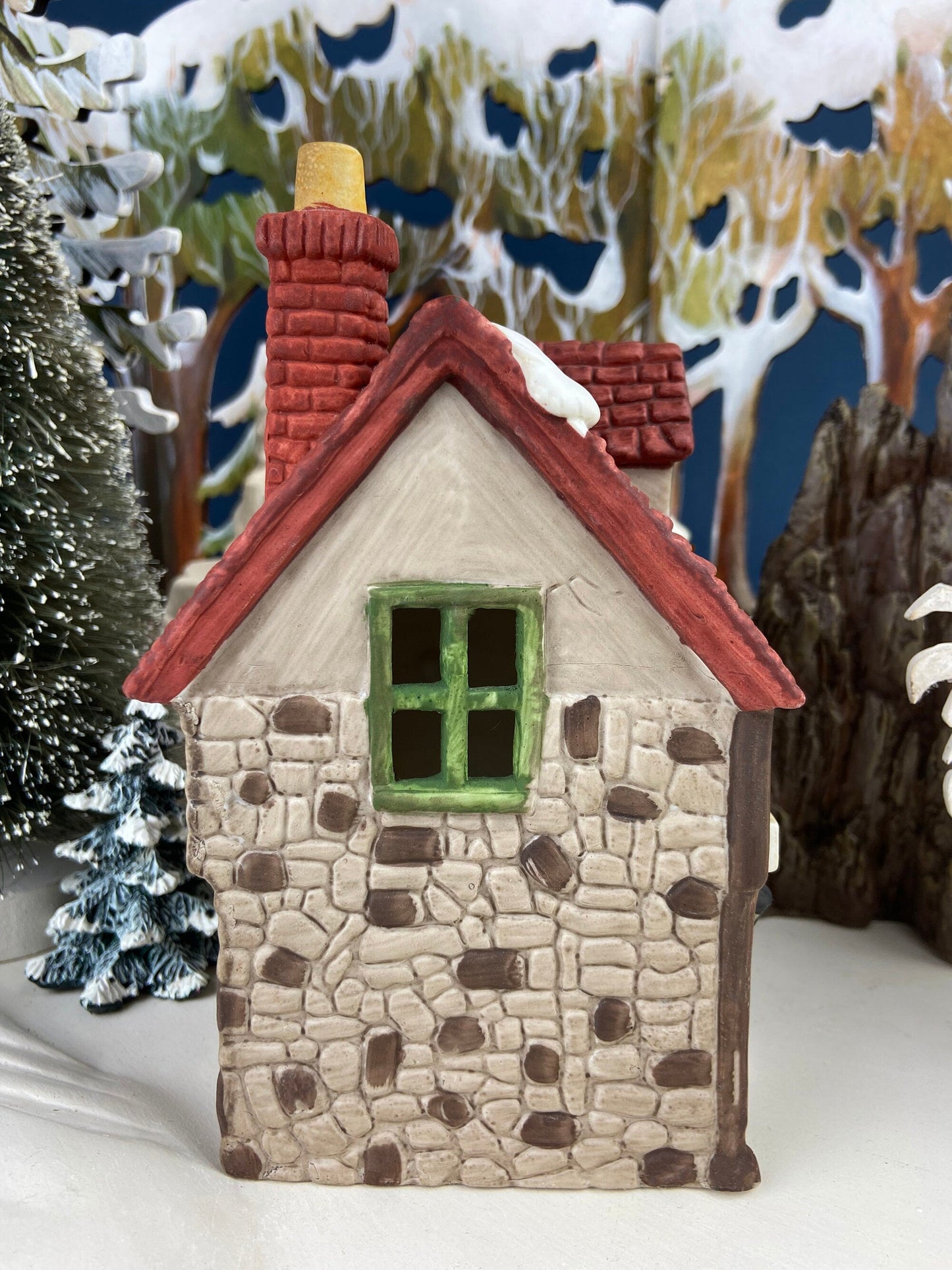 Crowntree Inn Christmas Village House by Dept 56.  Illuminated  Dickens Village Series. Made in Taiwan. Christmas Village/Diorama.