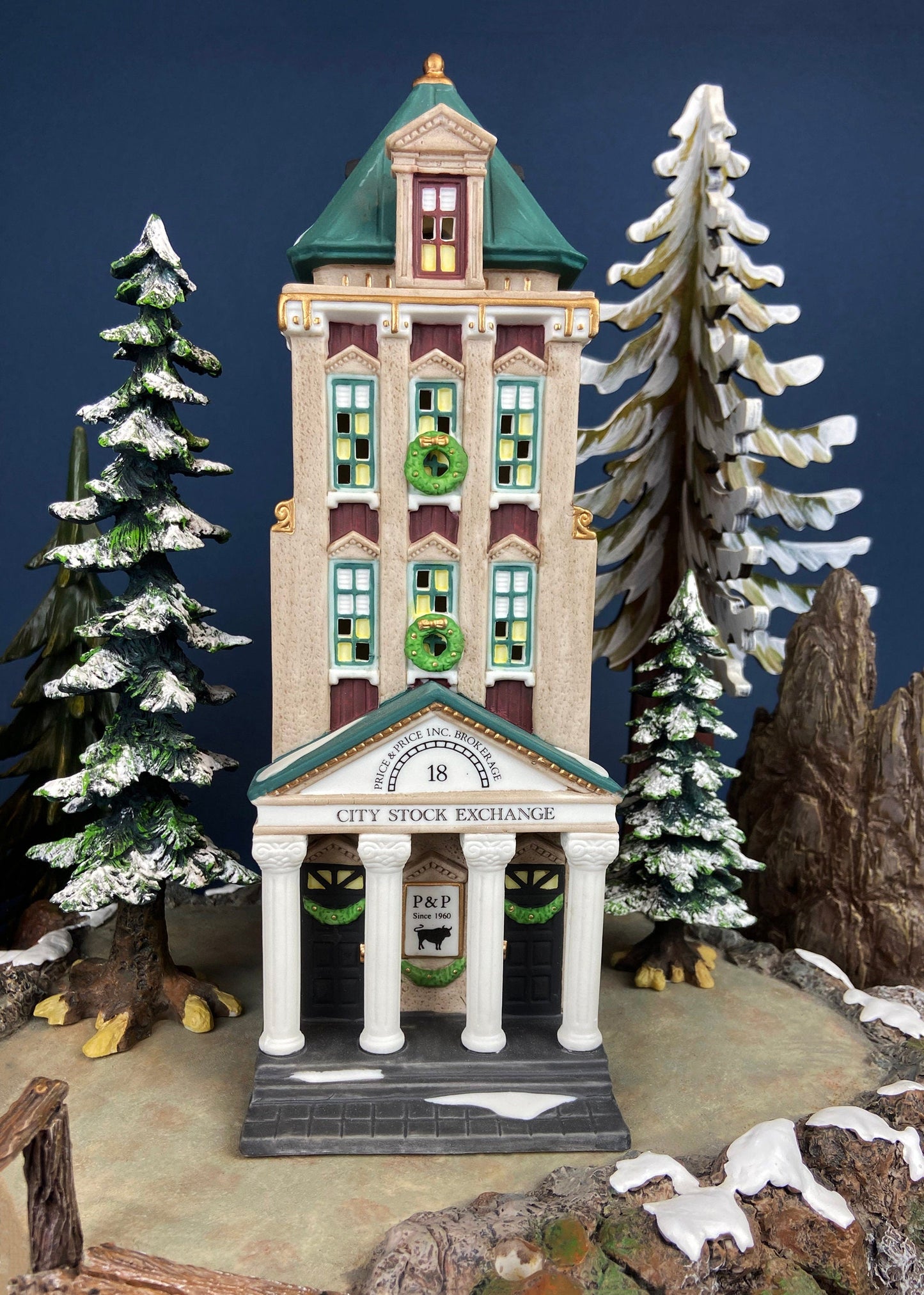 Christmas Village House by Department 56. Illuminated Brokerage House/Stock Exchange. Christmas in the City Series.
