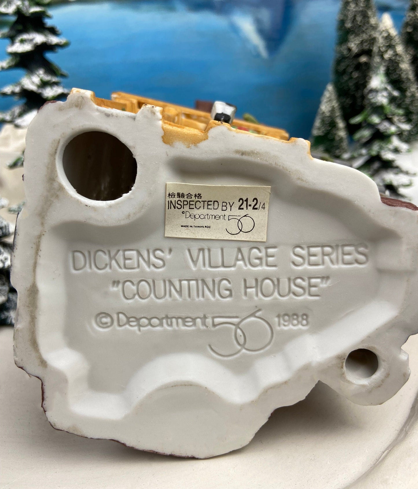 Christmas Village House by Dept 56.  Illuminated Counting House. Silas Thimbleton. Barrister. Dickens Village Series.  Christmas Diorama.