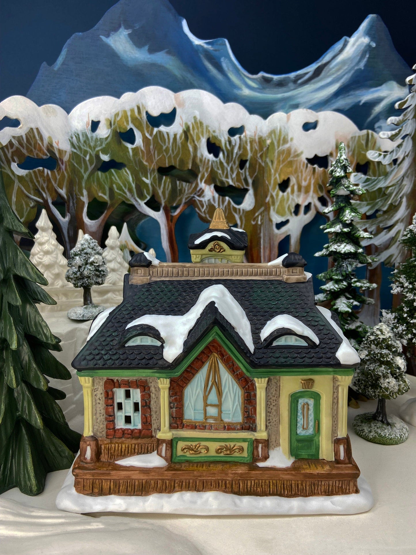 Lemax Train Station. Porcelain Hamilton Train Station. Illuminated Lemax, Christmas Village House. Holiday Decor.