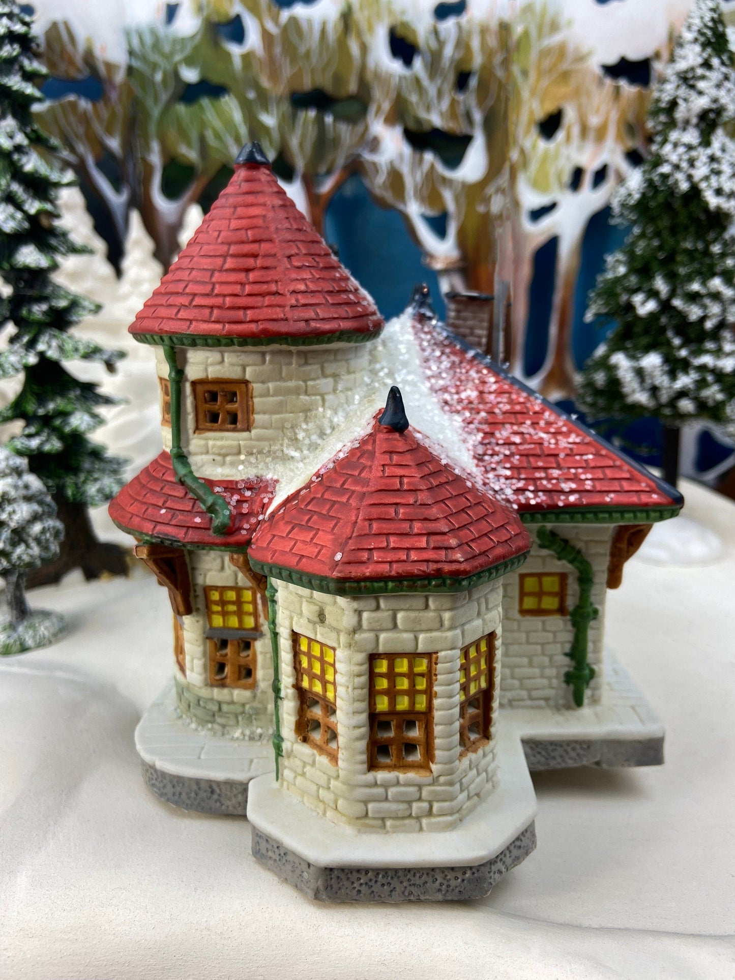 Lemax Train Station. Porcelain Hamilton Train Station. Illuminated Lemax, Christmas Village House. Holiday Decor.
