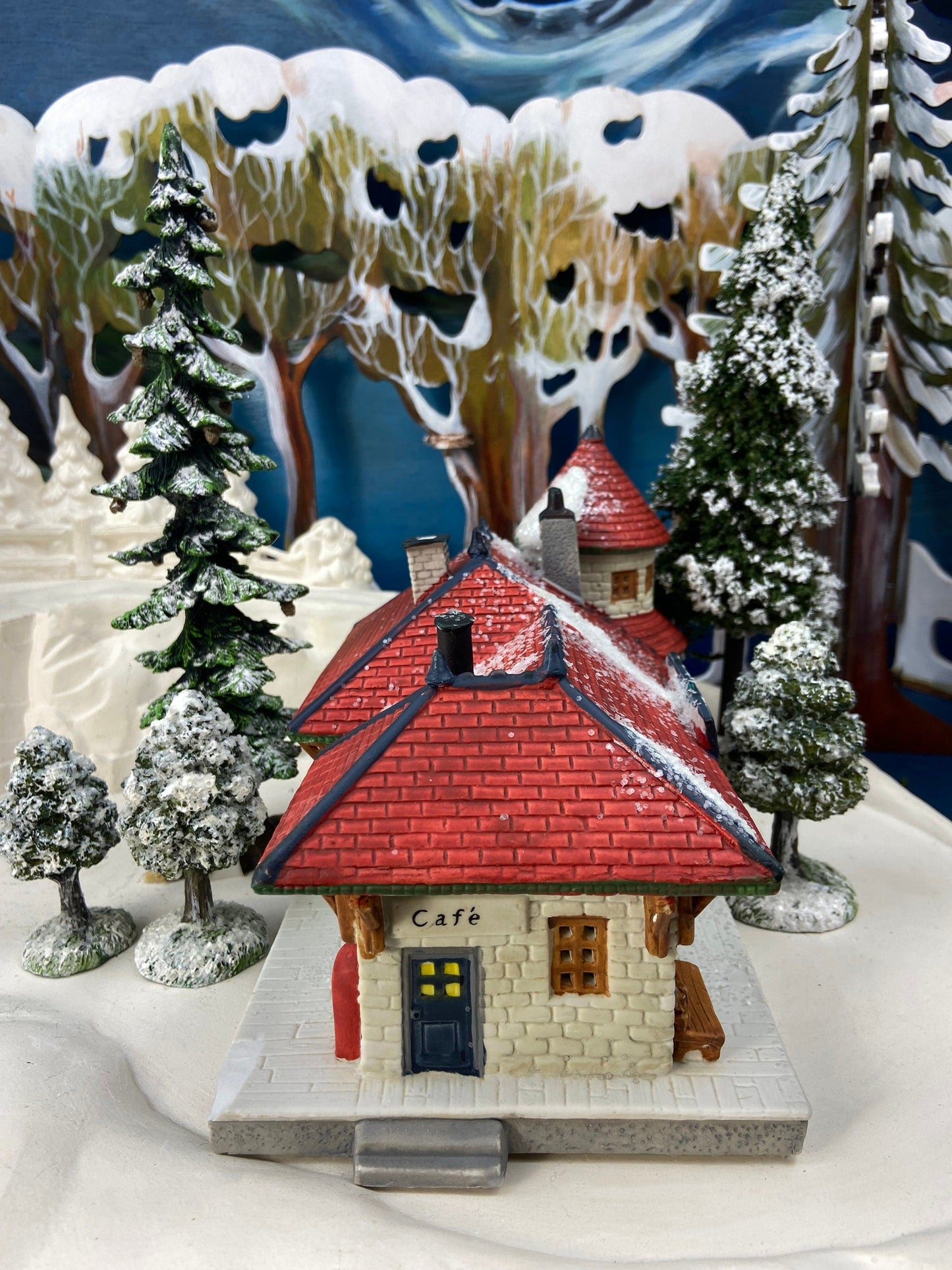 Lemax Train Station. Porcelain Hamilton Train Station. Illuminated Lemax, Christmas Village House. Holiday Decor.