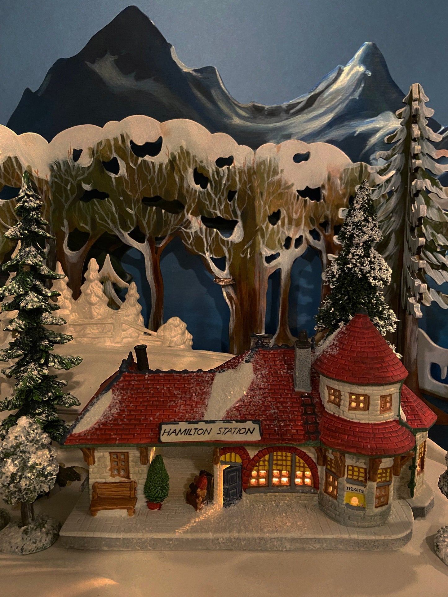 Lemax Train Station. Porcelain Hamilton Train Station. Illuminated Lemax, Christmas Village House. Holiday Decor.