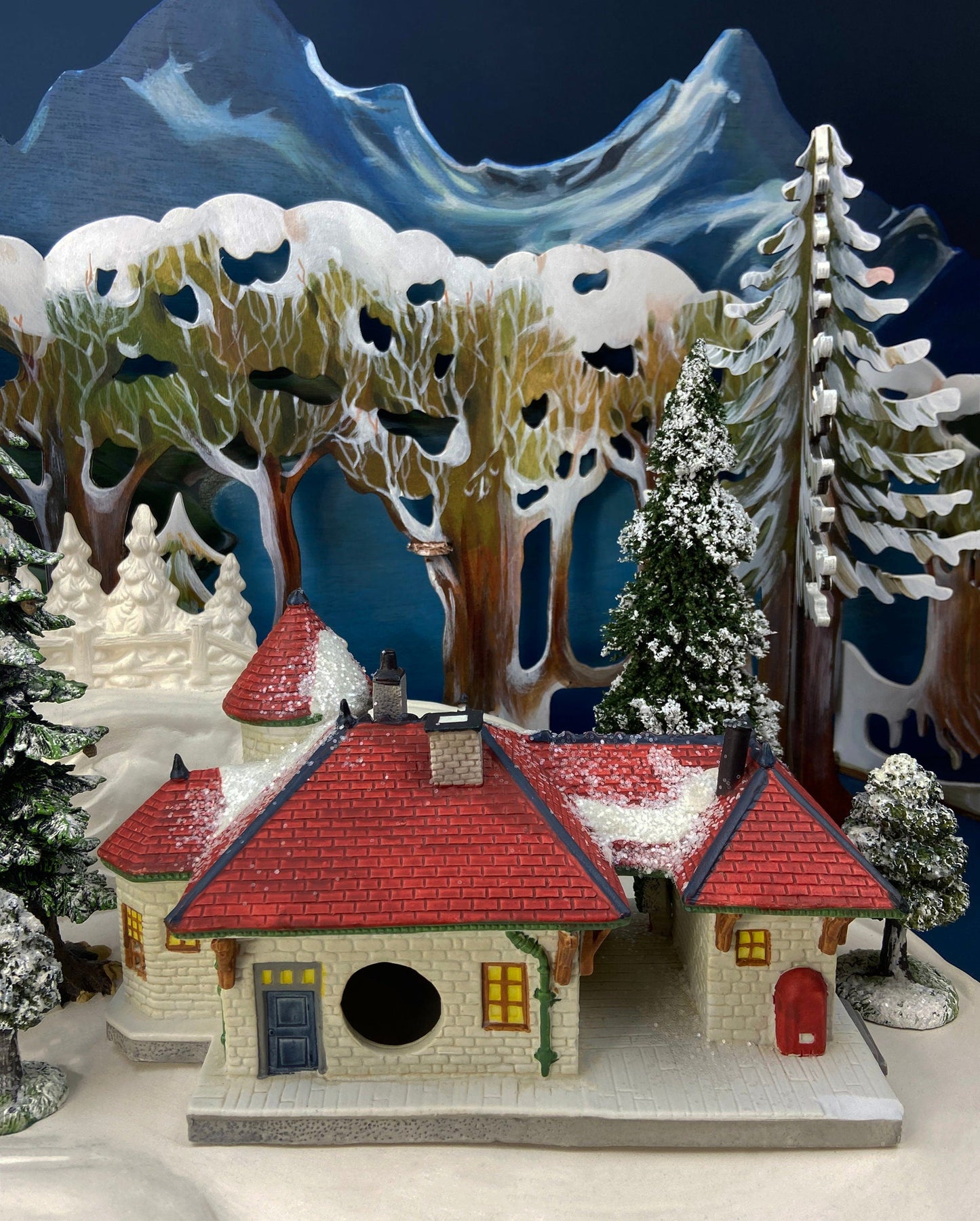 Lemax Train Station. Porcelain Hamilton Train Station. Illuminated Lemax, Christmas Village House. Holiday Decor.