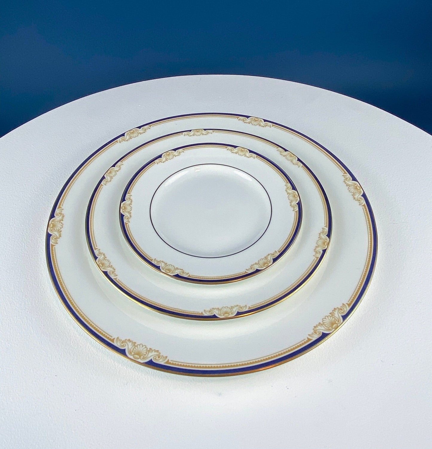 Wedgewood Cavendish Classic Dinnerware Set. 4 Settings: Dinner, Salad, Dessert or Bread Plates, Cups, and Saucers. 20-piece China.