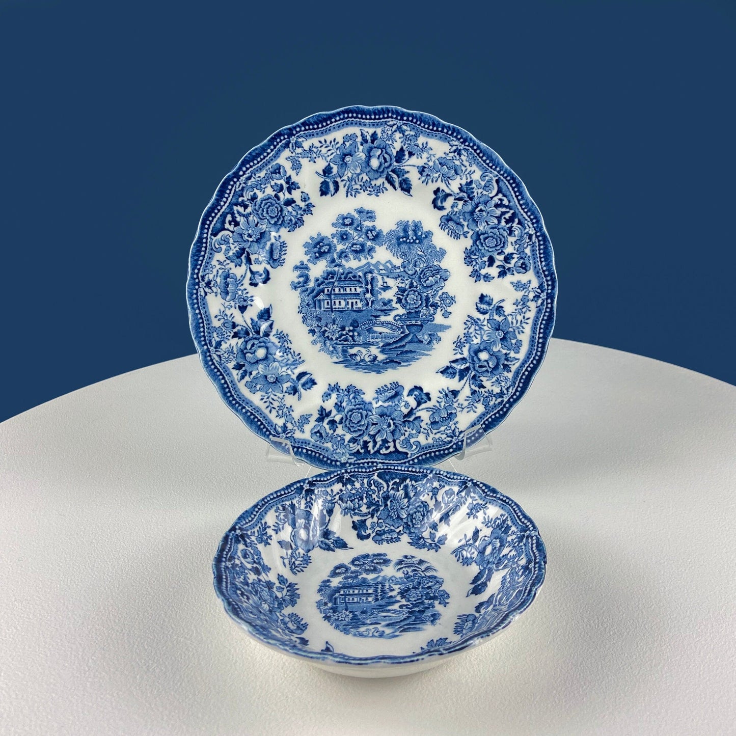 Collection of Fine English Blue White Tableware. 3 Plates & 2 Berry Bowls. Lochs of Scotland. Huddington Court. Tonquin by Mott. Rustic Home