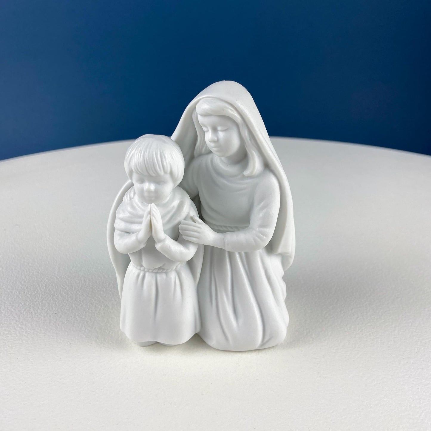 Vintage Avon White Nativity Figurines of Kneeling Children. Bisque Statuettes of Kids Worshiping Baby Jesus. 10th Anniversary. Replacements.