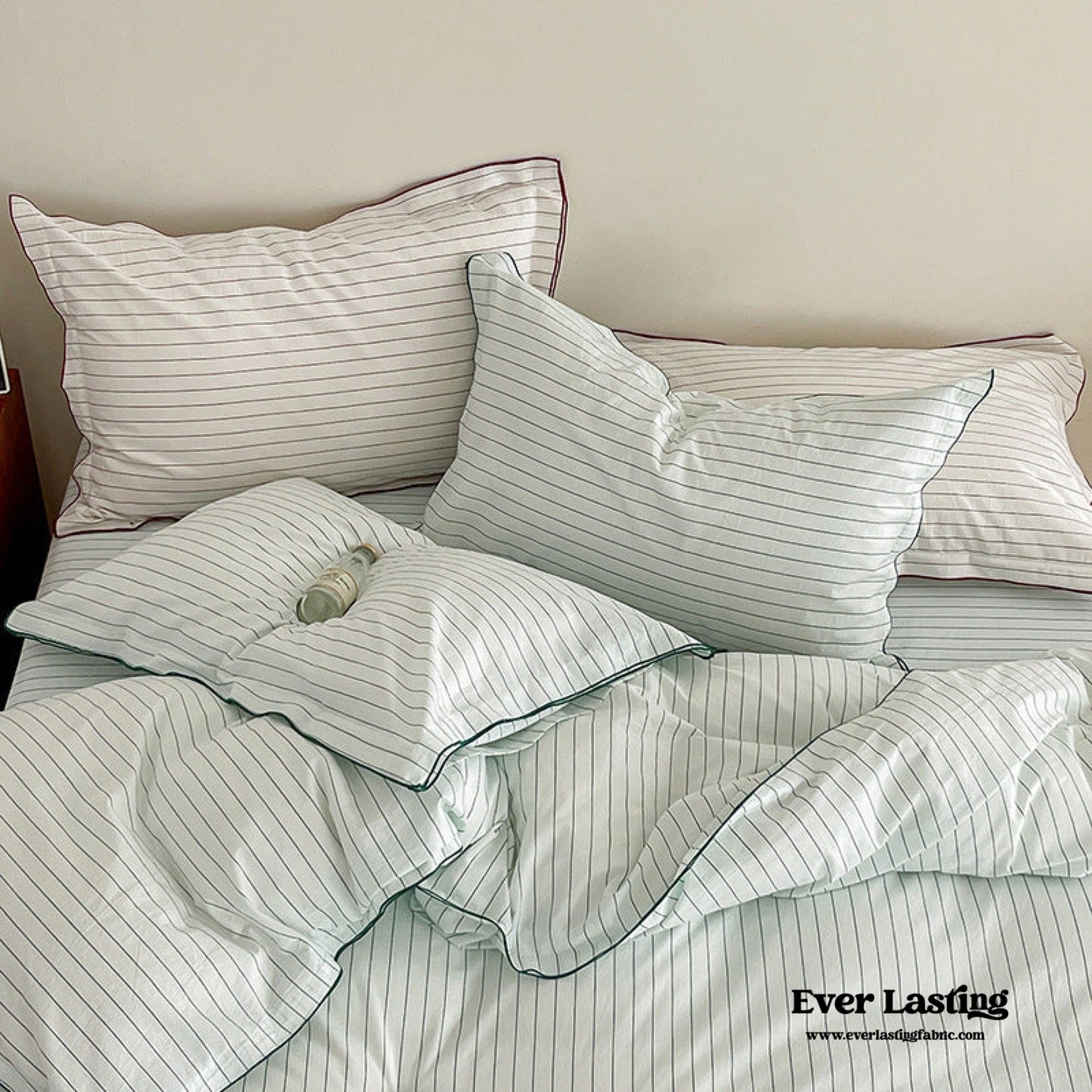 Scandinavian Overlock Striped Bedding Set / White + Red