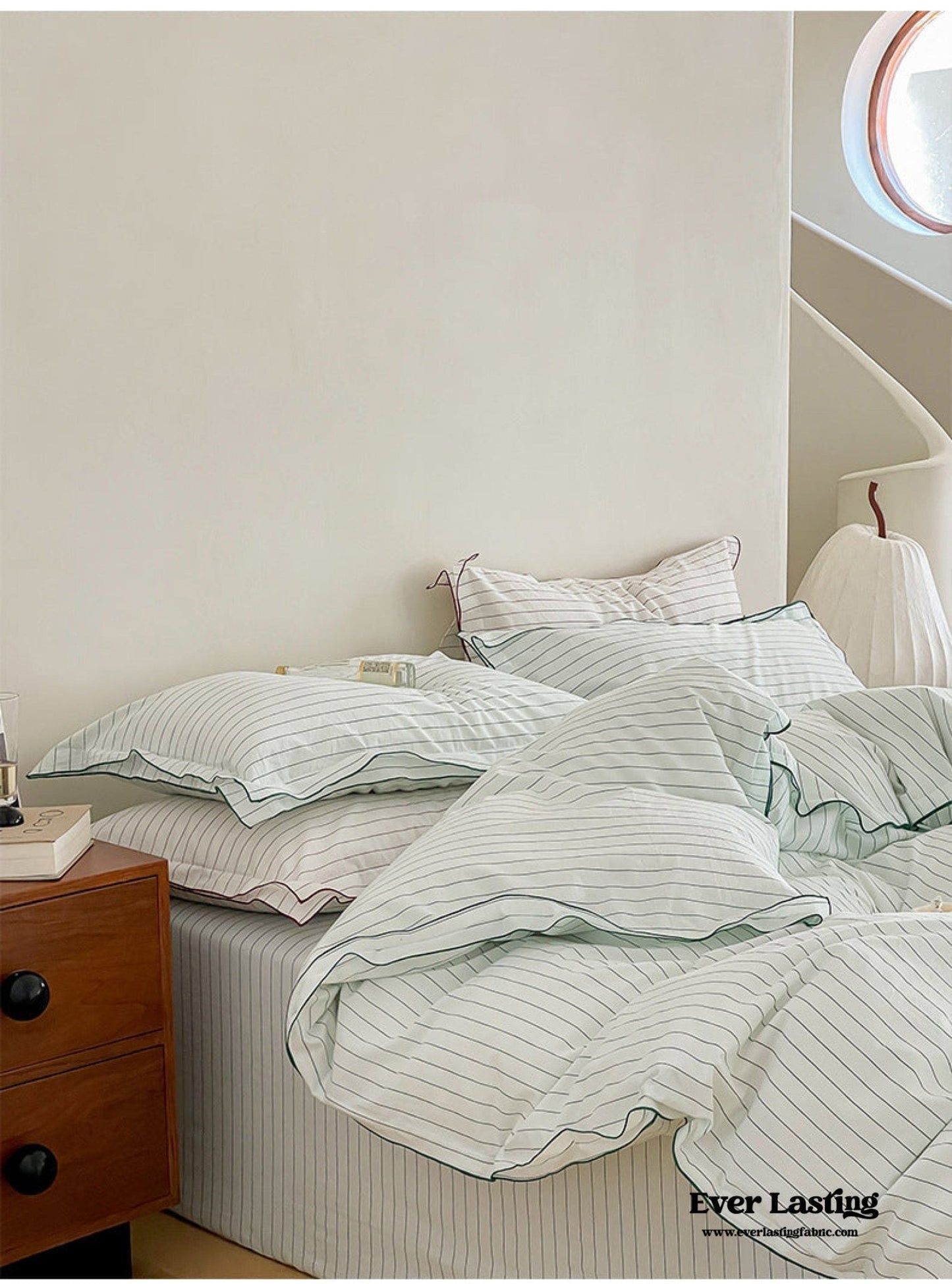 Scandinavian Overlock Striped Bedding Set / White + Red