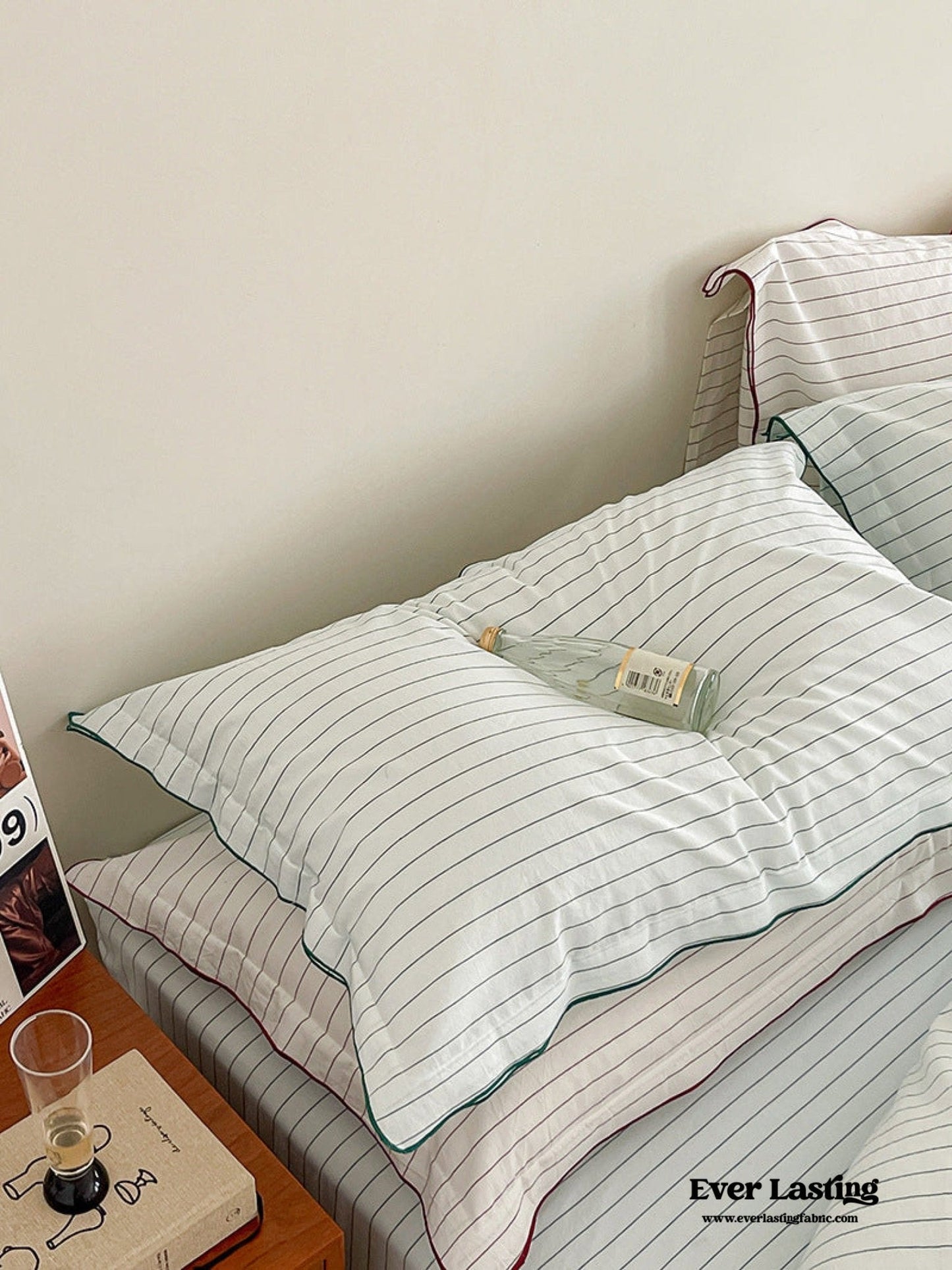 Scandinavian Overlock Striped Bedding Set / White + Red