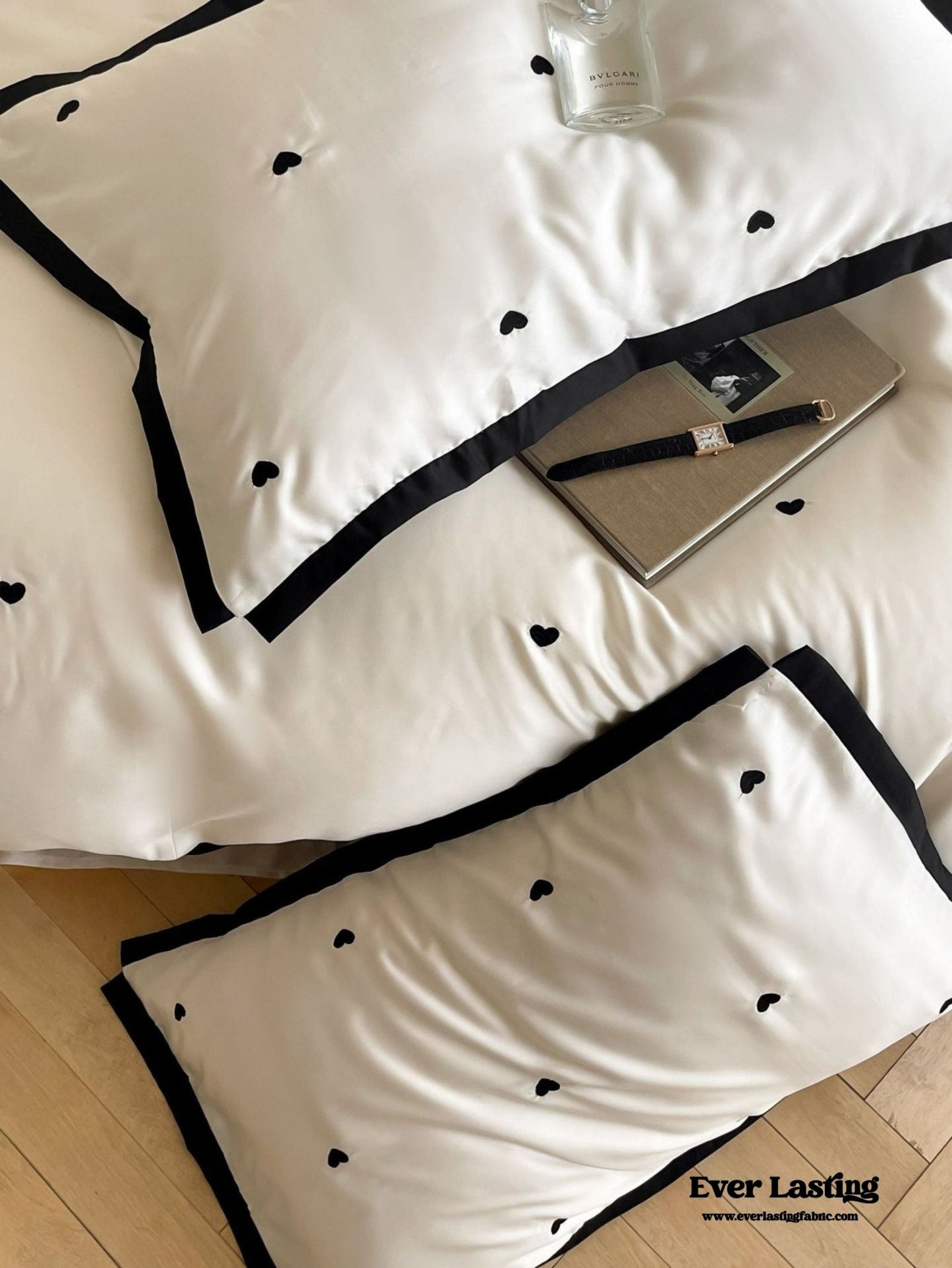 Silky Black Heart White Bedding Set / White + Black