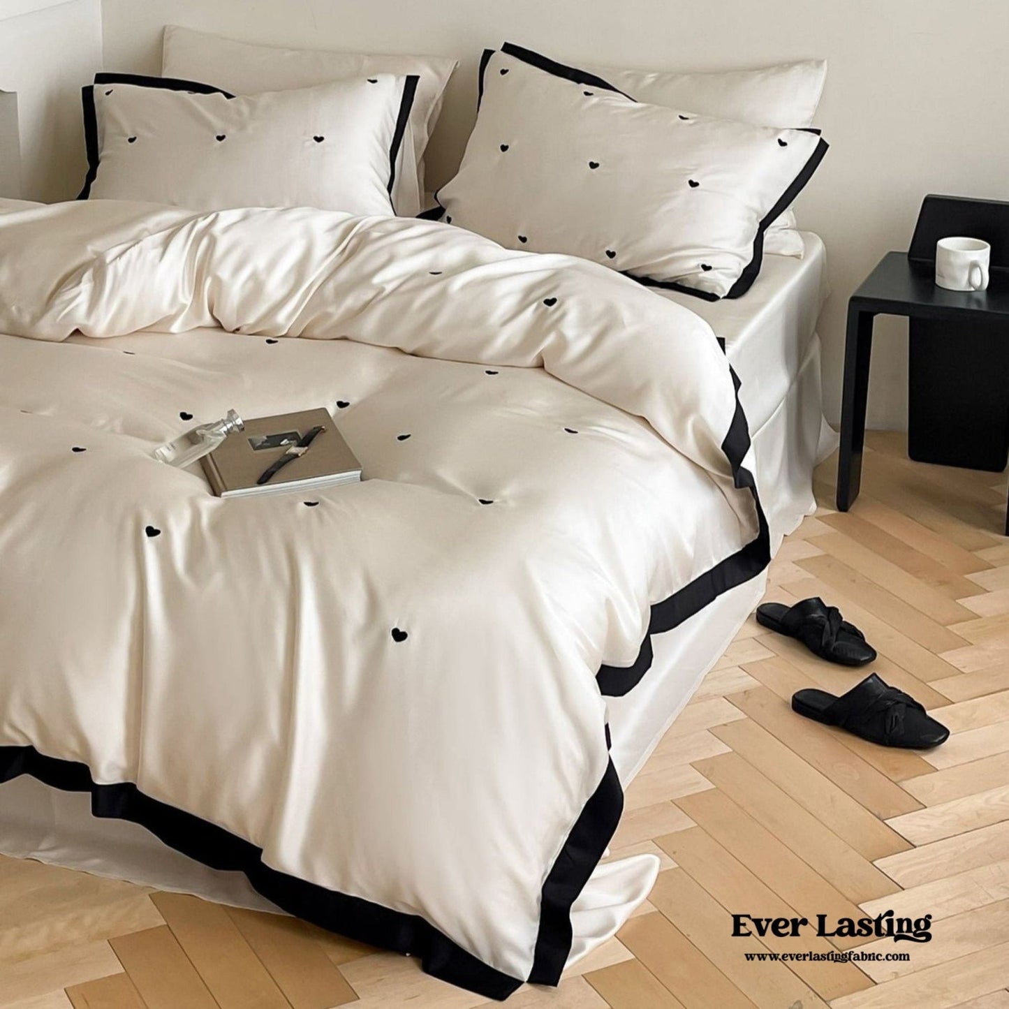 Silky Black Heart White Bedding Set / White + Black