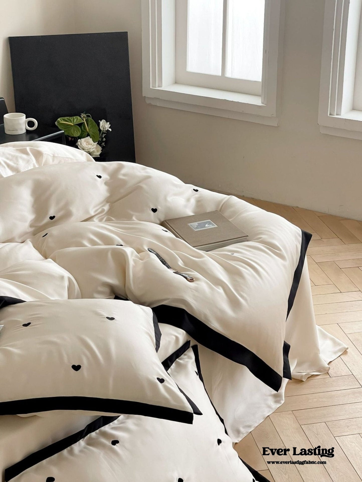 Silky Black Heart White Bedding Set / White + Black
