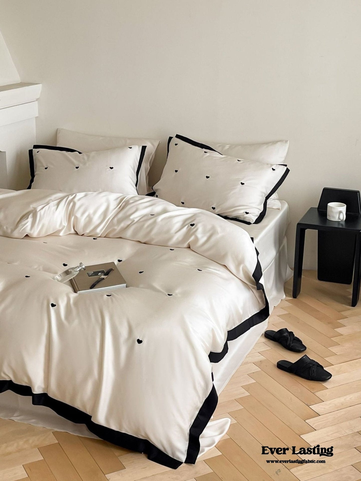 Silky Black Heart White Bedding Set / White + Black