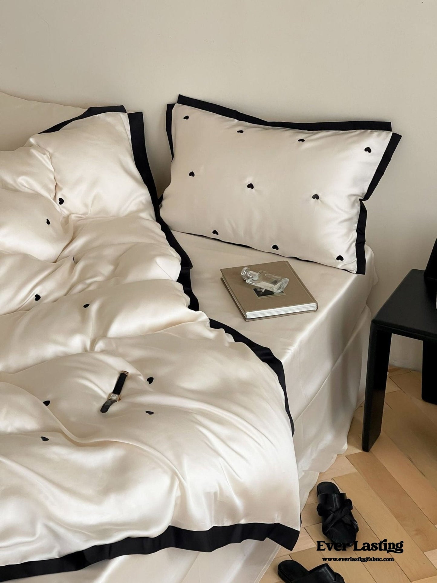 Silky Black Heart White Bedding Set / White + Black