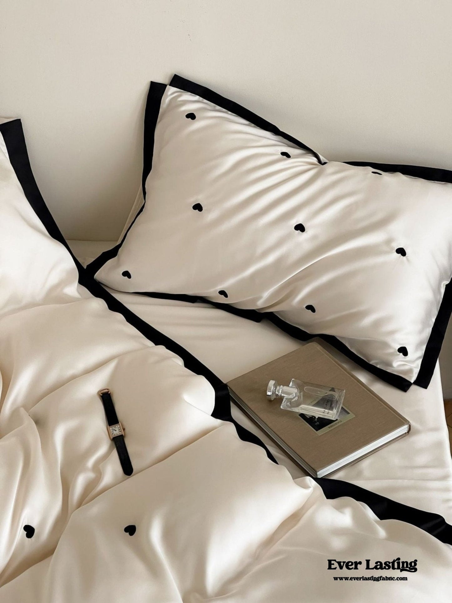 Silky Black Heart White Bedding Set / White + Black